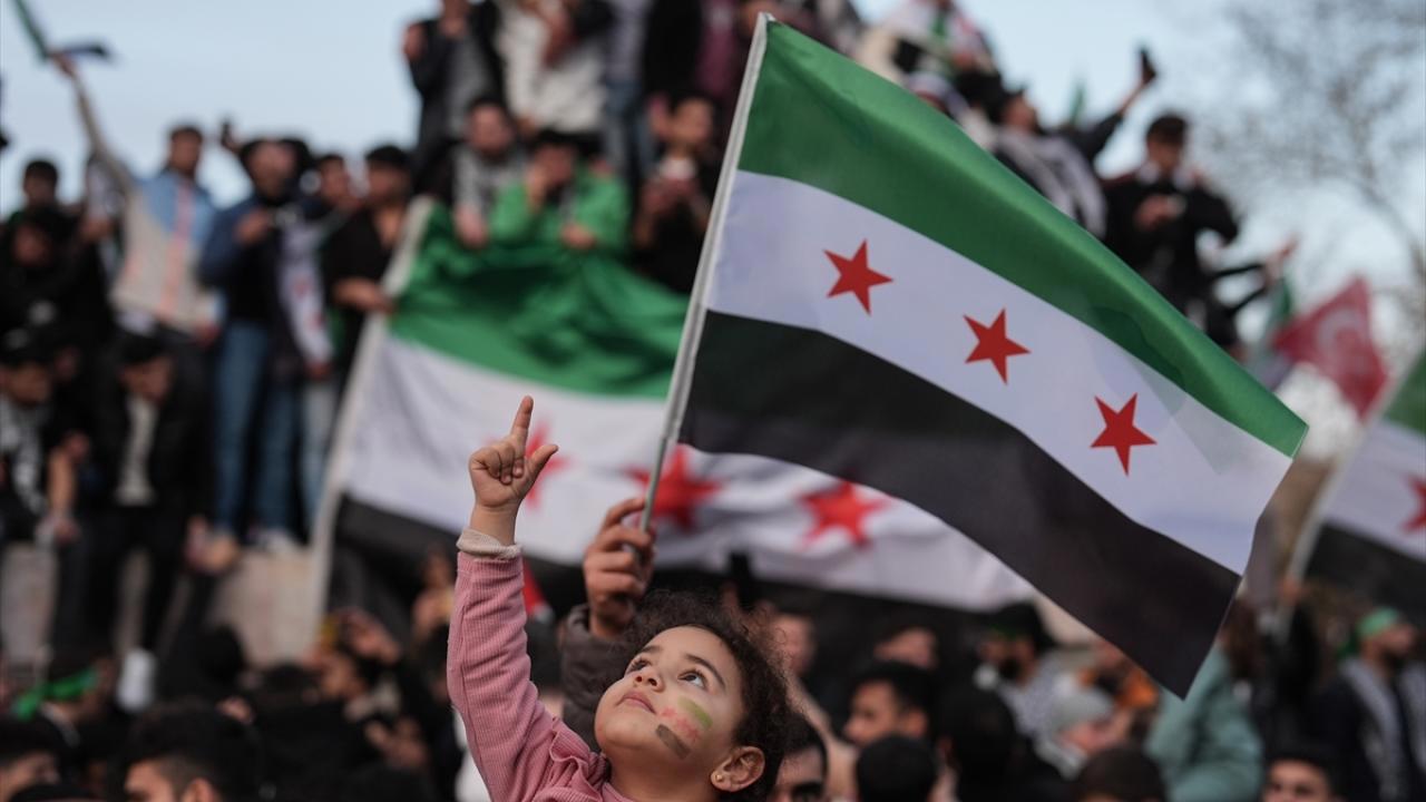 Suriye'nin Yeni Bayrağı Tanıtıldı