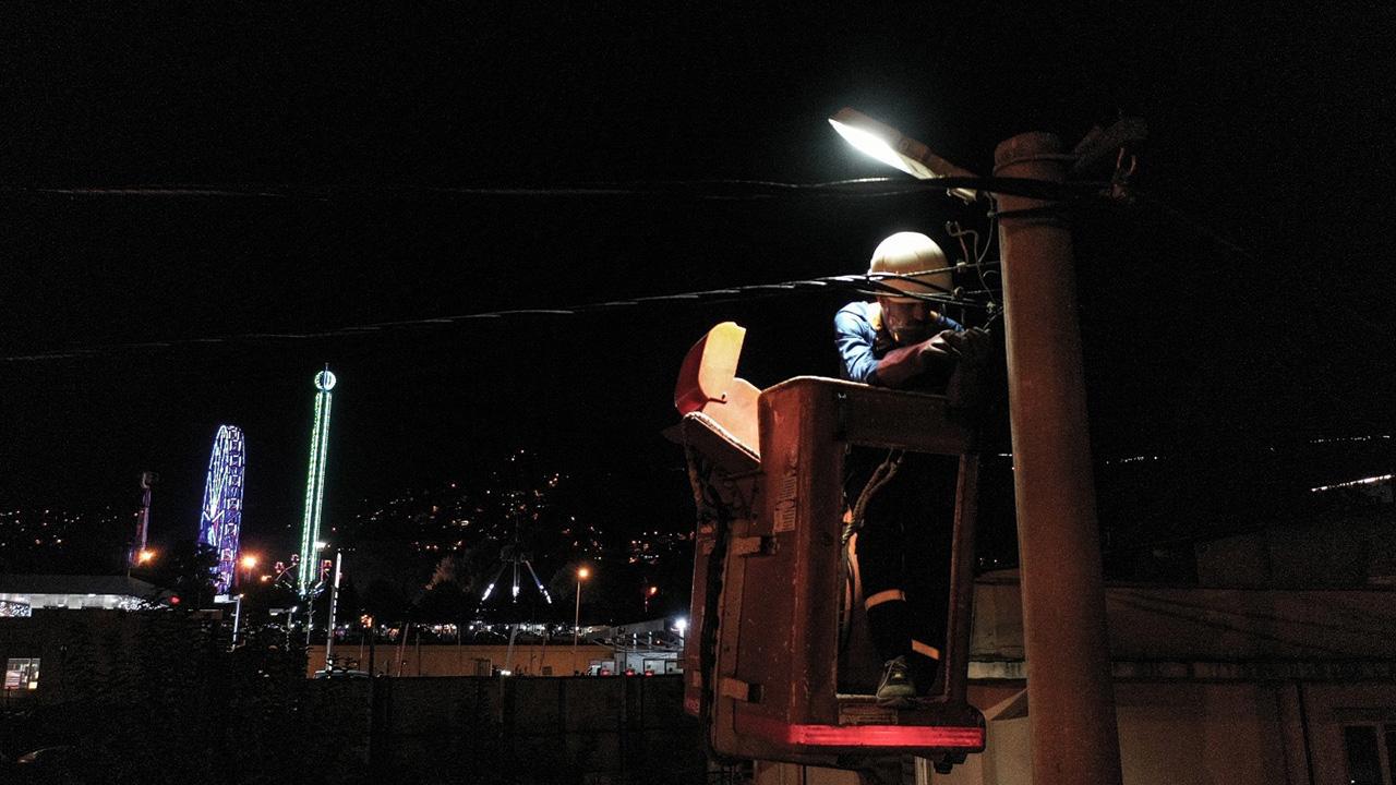 Elektrik ekipleri yılbaşında da kesintisiz enerji için çalıştı.