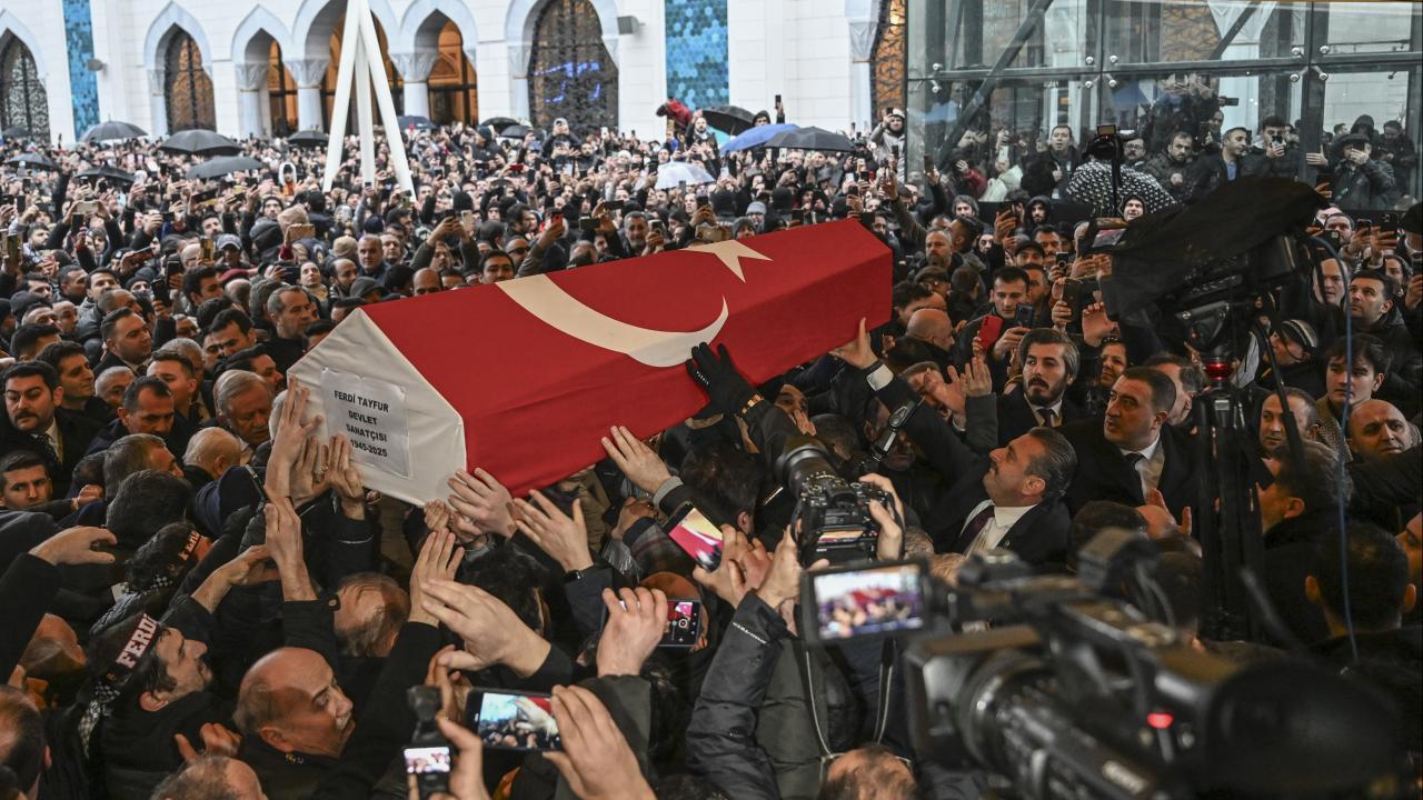Türk Halk Müziği Sanatçısı Ferdi Tayfur Son Yolculuğuna Uğurlandı