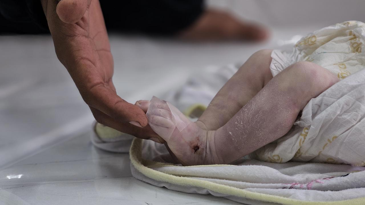 Gazze'de çadırlarda kalan aileler çocuklarını korumak için nöbet tutuyor.